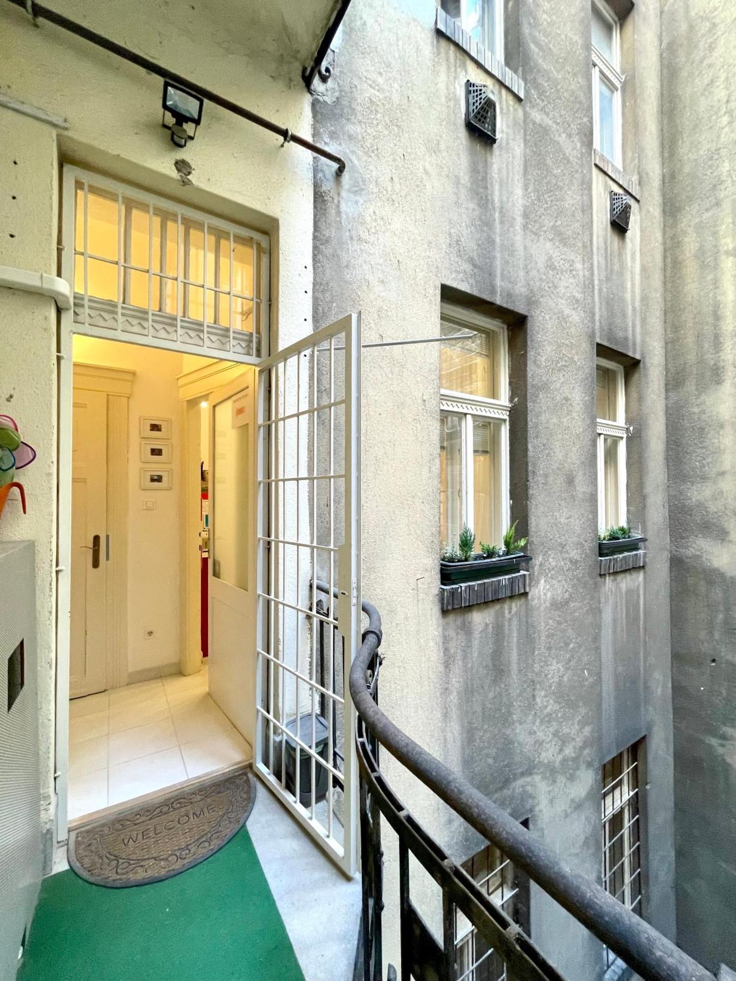Rainbow Pearl Apartment At St Stephen' S Basilica Budapest Exterior photo