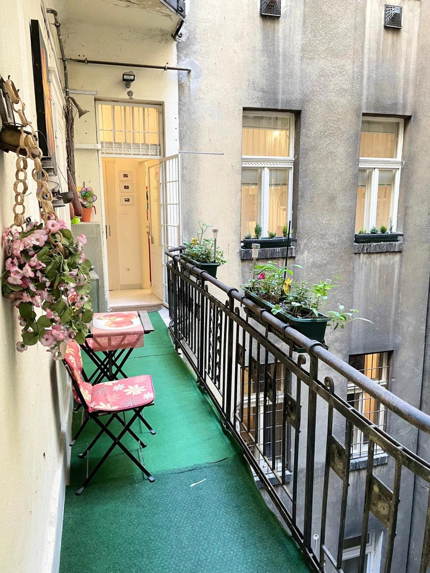 Rainbow Pearl Apartment At St Stephen' S Basilica Budapest Exterior photo