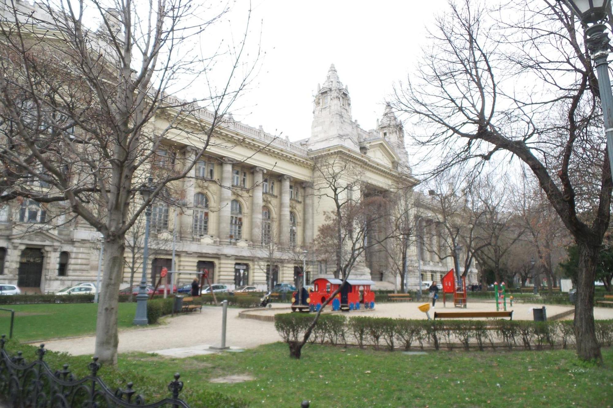 Rainbow Pearl Apartment At St Stephen' S Basilica Budapest Exterior photo