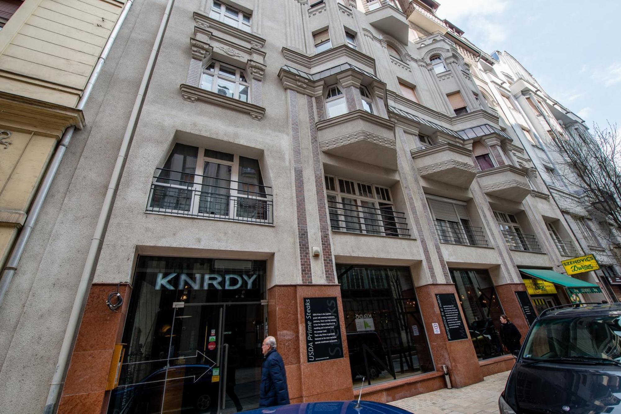 Rainbow Pearl Apartment At St Stephen' S Basilica Budapest Exterior photo